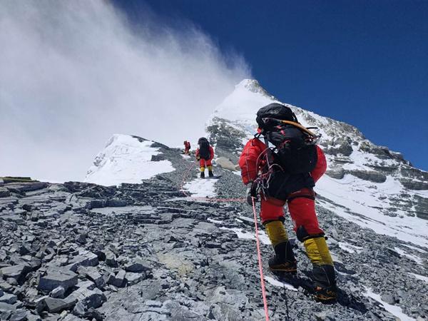 2020珠峰测高：登山队员们27日凌晨向顶峰发起冲击
