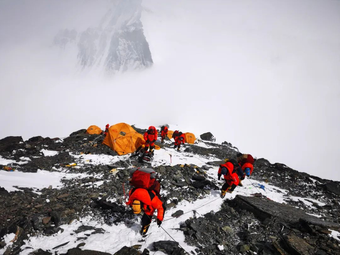 　　2020年5月26日，最新冲顶队员从海拔7790米的二号营地出发，前往海拔8300米的突击营地。图片来源：新华社