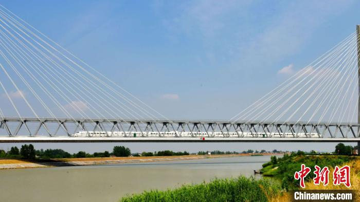 试运行列车通过沿途桥梁。　陆应果 摄