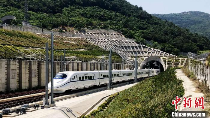 行驶在商合杭合湖段的试运行列车。　陆应果 摄