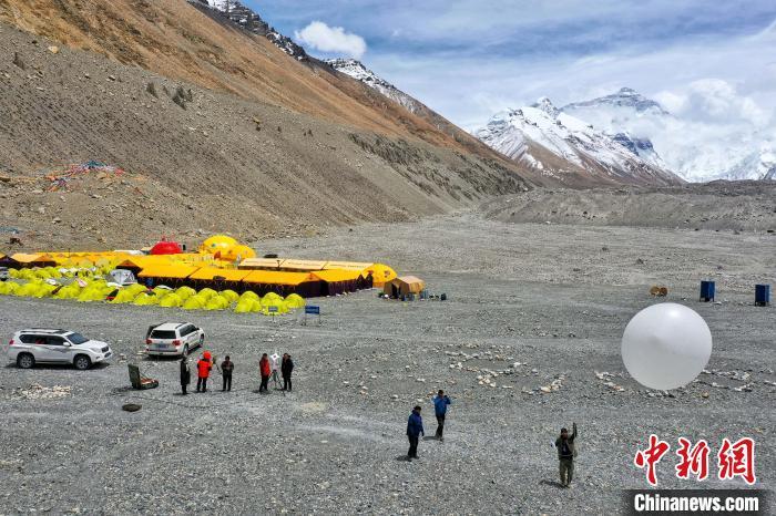 西藏气象部门助力2020珠峰高程测量登山队成功登顶