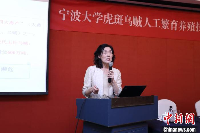 蒋霞敏教授介绍研究成果。校方提供