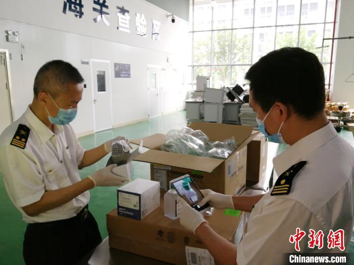 广州海关所属海珠海关关员对一批进口试剂进行查验。 袁晓军 摄