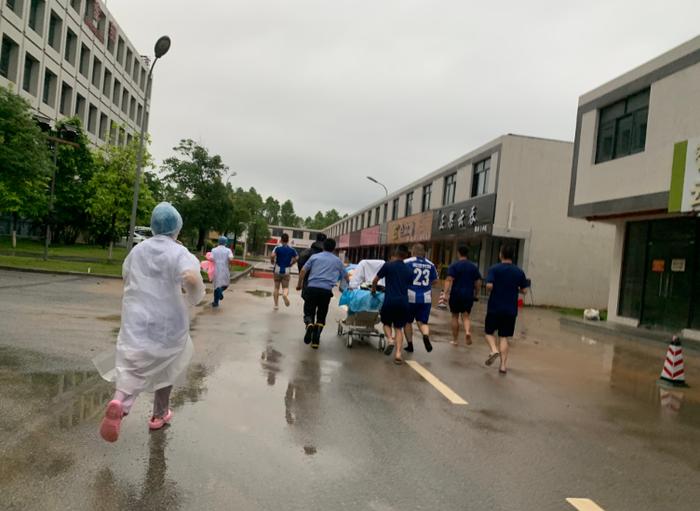 广州二胎妈妈暴雨夜广场临产，医务人员趟水营救