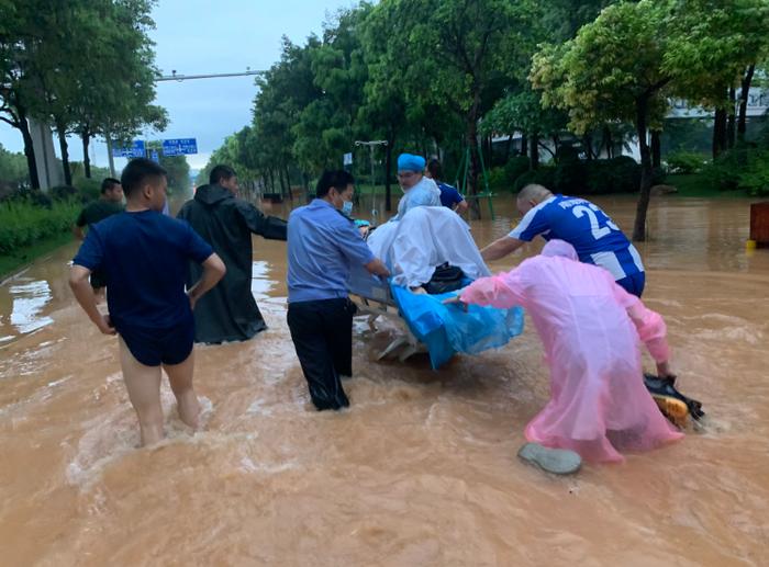 广州二胎妈妈暴雨夜广场临产，医务人员趟水营救