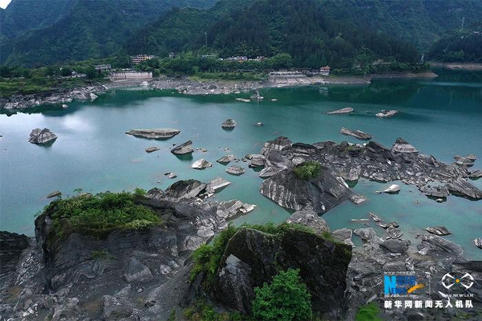 重庆小南海水位下降 高山湖泊现地质奇观