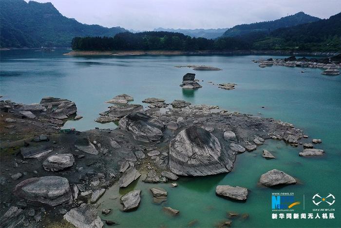 重庆小南海水位下降 高山湖泊现地质奇观