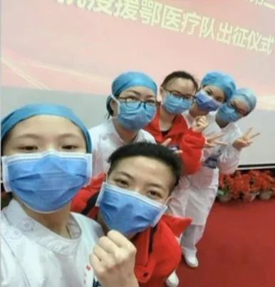 梁小霞和队友在出征仪式上。