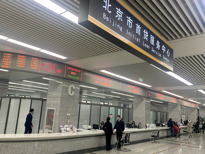 　　4月1日，北京市首贷服务中心在北京市政务服务中心正式运行，22家银行、6家融资担保机构和小额贷款机构进驻，通过集成政策、服务、信息资源，为小微企业办理贷款业务提供快捷通道。新华社发（范晓思 摄）