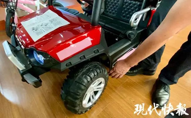 △电动玩具车转向时可能会造成挤夹情况