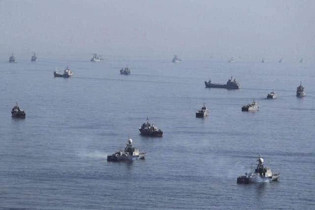 上百艘新式导弹艇驶入海峡，警告美舰停止巡航！俄呼吁盟友冷静