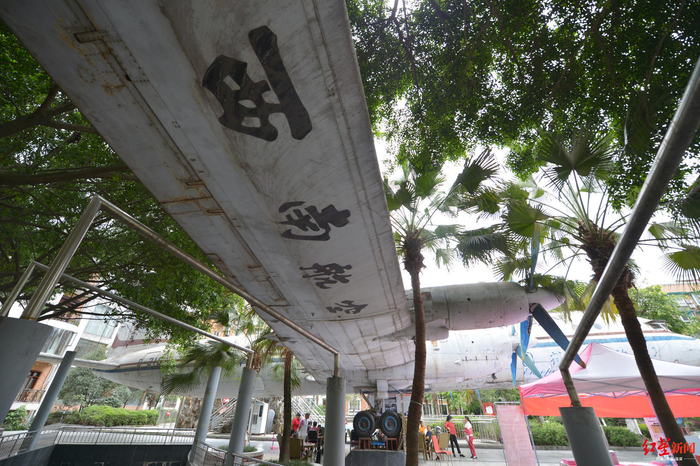 ↑小区里摆放着一架飞机。