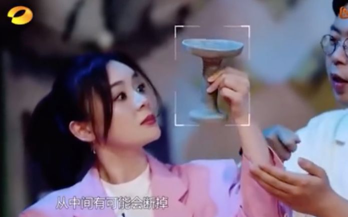 拿文物用三根手指。