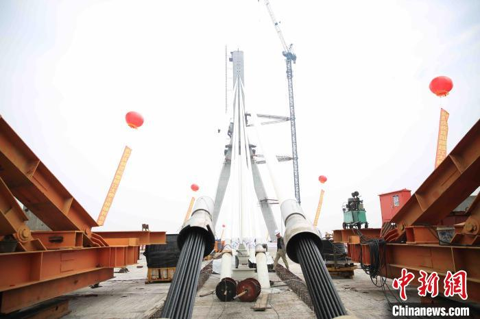 昆阳路越江大桥又称闵浦三桥，工程全长约3.49公里。　王雨青 摄