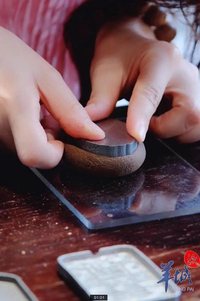 多图 | 制香过程是怎样的？来看看荔湾这位美女制香师的演示|沉香|童童|文化|香炉|香粉_新浪新闻