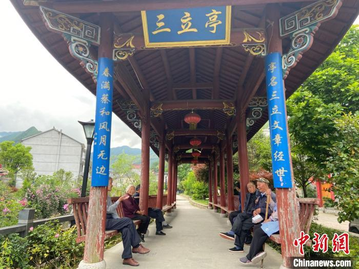 蔡和村的人与景。　项菁 摄