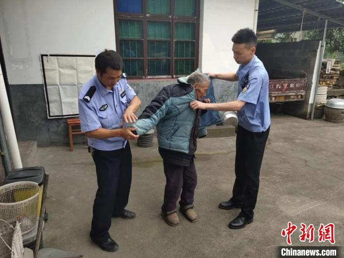 民警上村民家中服务。　北界派出所供图