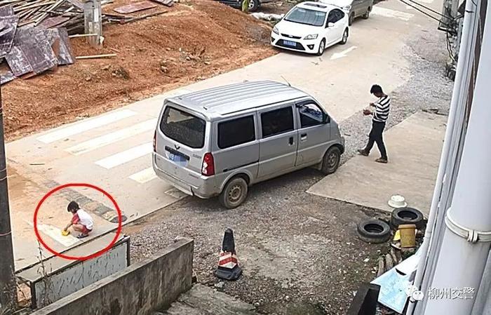 又是死角！柳州一女孩蹲车后玩耍被倒车撞倒，司机低着头上车没发现！