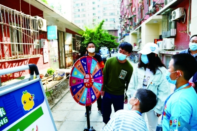 “分小萌”垃圾分类青少年志愿者开展垃圾分类宣传活动