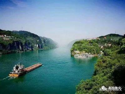 在这个春夜，长江边上，我听见峡谷涛响，在古老河边我把栏杆拍遍