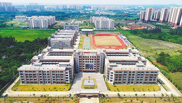 图为位于老城的华东师范大学澄迈实验中学。图片来源：海南日报