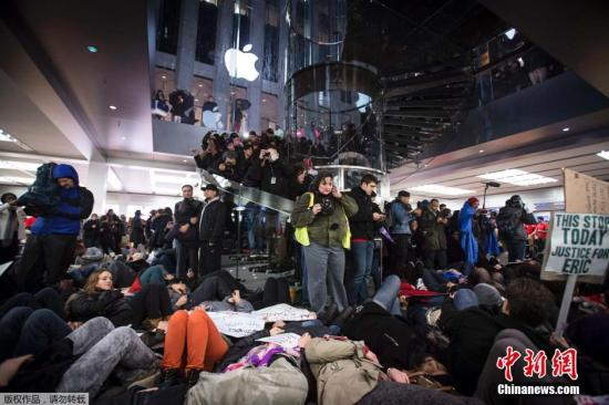 　　资料图：当地时间2014年12月5日，美国纽约，市民们占领第五大道“躺尸”游行，抗议美国警察杀害2名黑人男子，且免于起诉。