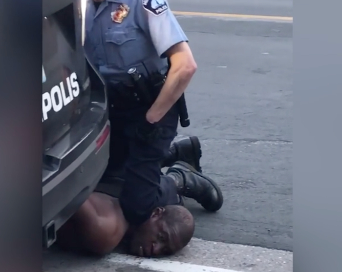 ▲这名非裔男子被警官压制在地。/ 《纽约时报》视频截图