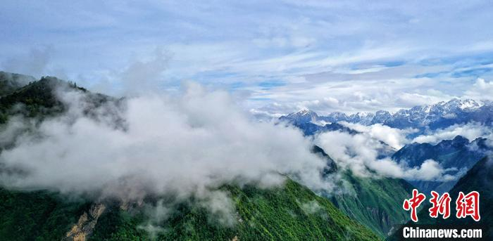 位于甘肃省甘南藏族自治州舟曲县的岷山，雨后云雾缭绕。　艾庆龙 摄