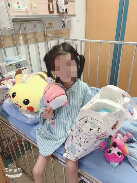 图说：住院小朋友收到爱心大礼包。永达基金会供图