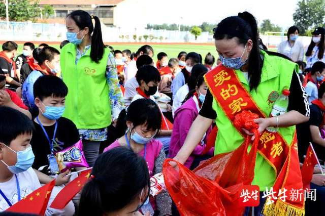 图为爱心志愿者帮助留守儿童活动现场