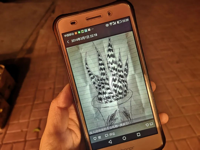 ▲张灵在朋友圈中晒出女儿画的生日礼物。新京报记者 李桂 摄