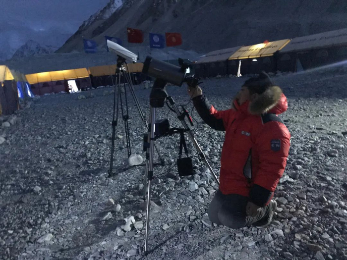 △总台央视记者董新稳用天文望远镜拍摄超级月亮