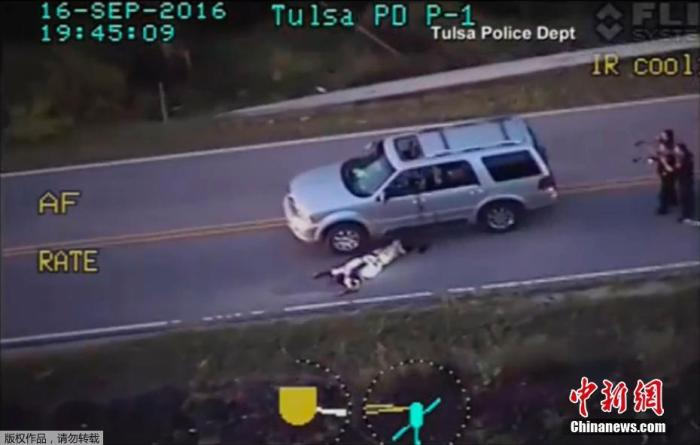 　　资料图：2016年9月，美国俄克拉何马州塔尔萨市警局公布了一份视频，显示9月16日被白人警察击毙的黑人当时手中没有武器。不仅如此，他在警方开枪之前已经高举起了双手。