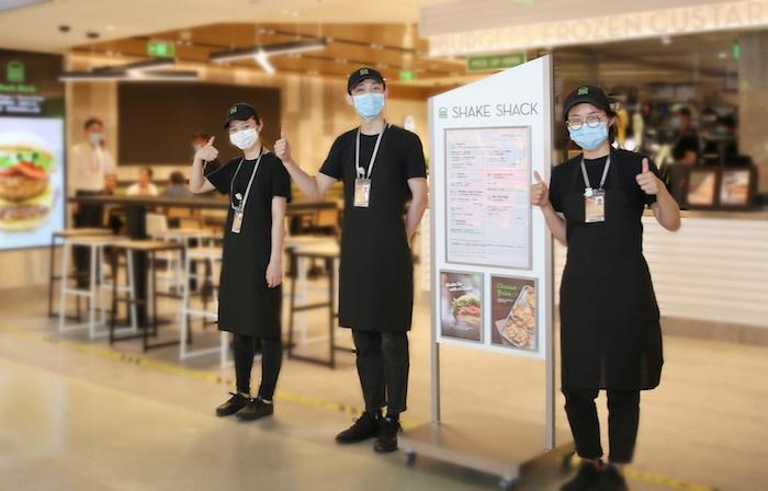 Shake Shack在上海虹桥机场开了家新店，邀请人们乘坐“人气汉堡航班”