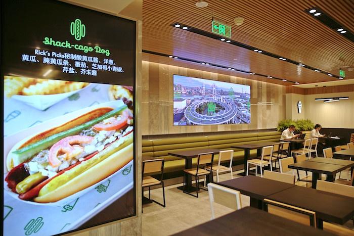 Shake Shack在上海虹桥机场开了家新店，邀请人们乘坐“人气汉堡航班”