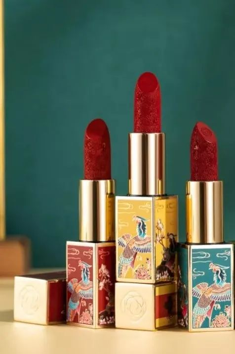 第一次拿到手就抑制不住地惊喜，这哪里是口红明明就是工艺品，不化妆时也忍不住把玩。