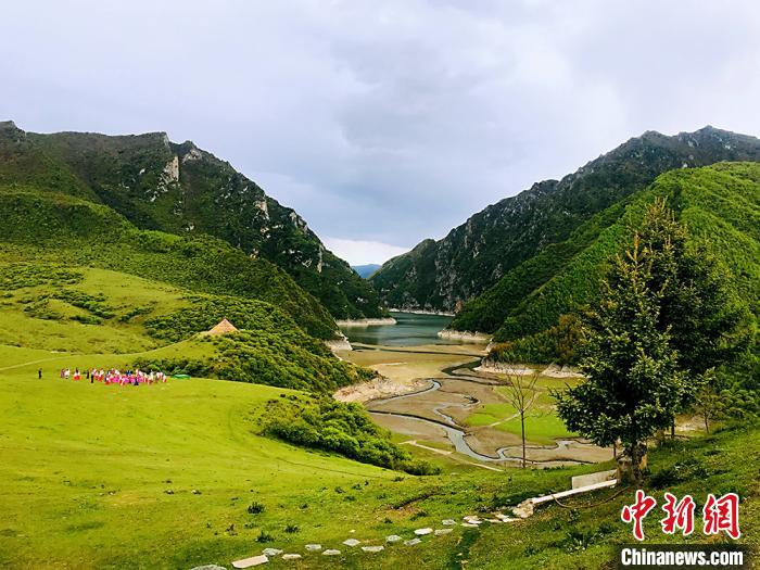 位于甘肃省甘南州临潭县的常爷庙绿意盎然。　艾庆龙 摄