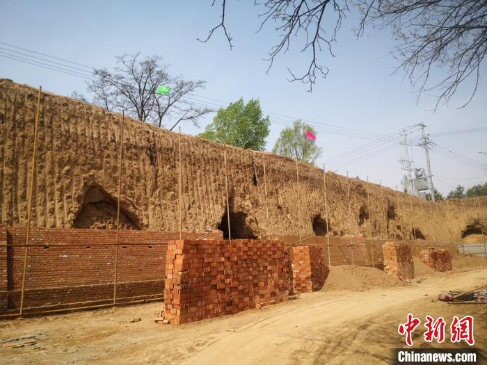正在建设中的沟头加固工程。　高展 摄