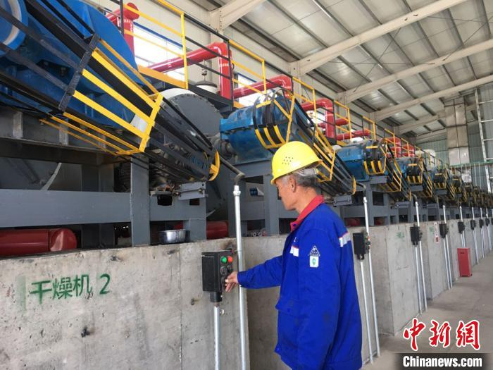 图为入驻玉门东镇建材化工工业园的企业生产车间。　张婧 摄