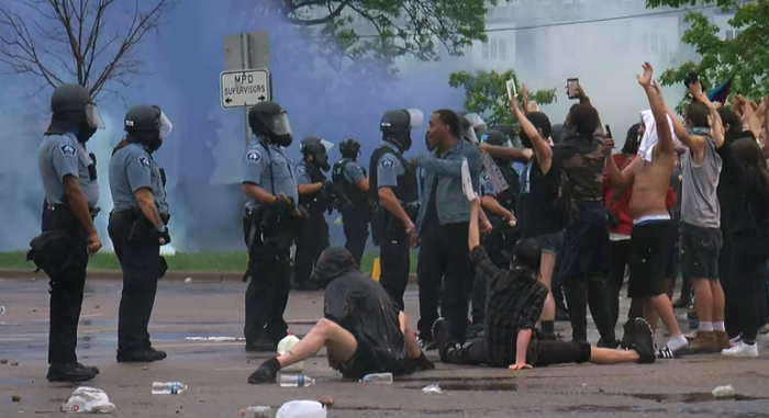 ▲当地民众的示威活动。/ 哥伦比亚公司网站截图