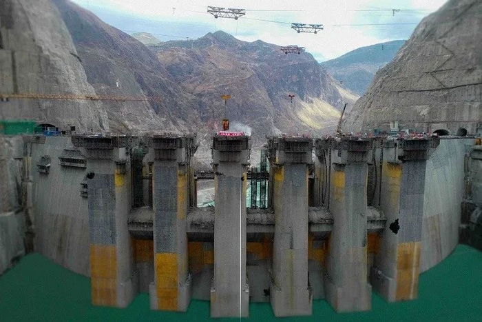 5月4日，乌东德水电站大坝最后一个坝段浇筑完成，大坝全线浇筑到顶，世界首座全坝应用低热水泥混凝土的特高拱坝拔地而起，巍然屹立。许健摄