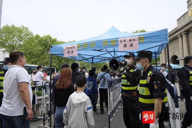 图为民警在总统府门前引导游客。