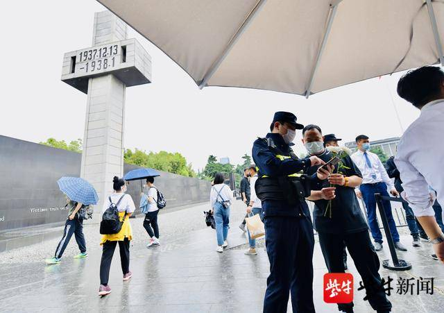 图为警方在侵华日军南京大屠杀遇难同胞纪念馆门前维持秩序。