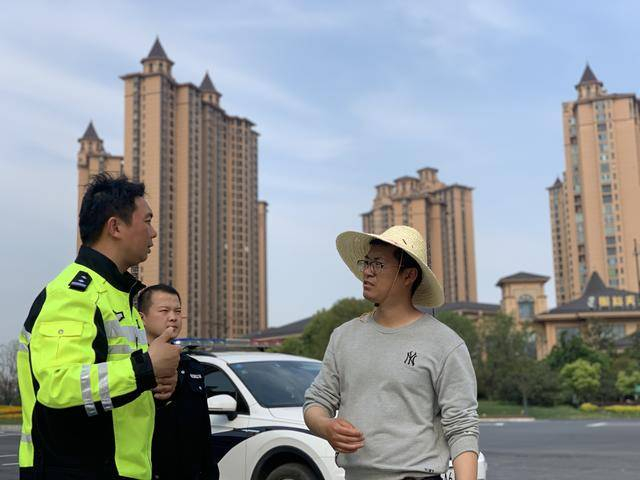 图为民警提前规划确保假期畅通。