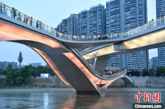 游客在五岔子大桥打卡拍照。　张浪 摄