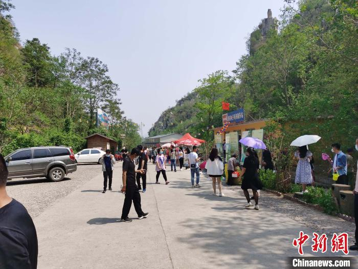 游客在唐县西胜沟景区游玩。　唐县文化和旅游局供图 摄