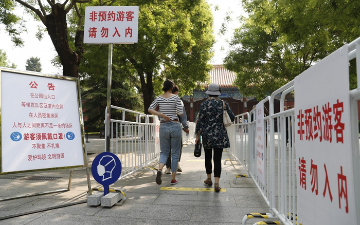 景山公园西门，游客走预约通道入园。摄影/新京报记者 侯少卿