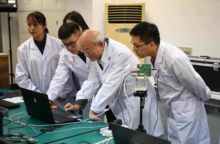 刘永坦（右二）在哈尔滨工业大学实验室钻研雷达技术（2018年12月25日摄）。新华社记者 王松 摄