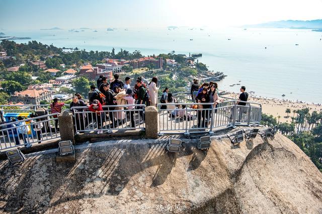 福建最出名的“矮仔山”，海拔仅92.7米，游客排队一小时也要登顶