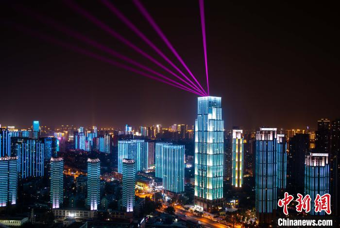 图为流光溢彩的武昌夜景。 武昌 摄